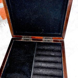 Wooden jewelry box
